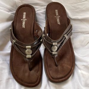 Minnetonka Brown Leather Sandals Womens 10 Silverthorne Thong Flip Flop 700001